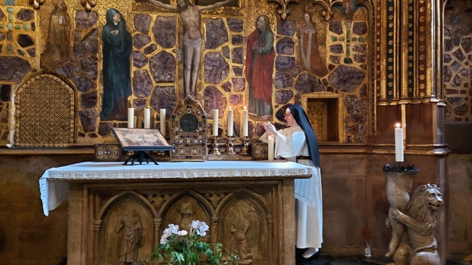 Sestra Dominika Bohušová během přípravy oltáře