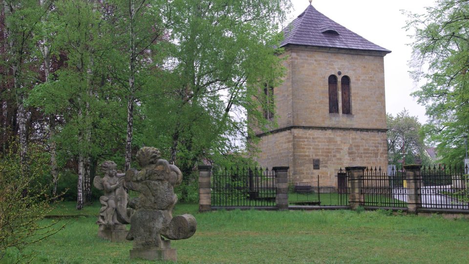 Čtyřboká renesanční zvonice z roku 1604 , ve které visí  zvon  Kryštof, třetí největší v ČR    Foto Vlaďka Wildová.JPG