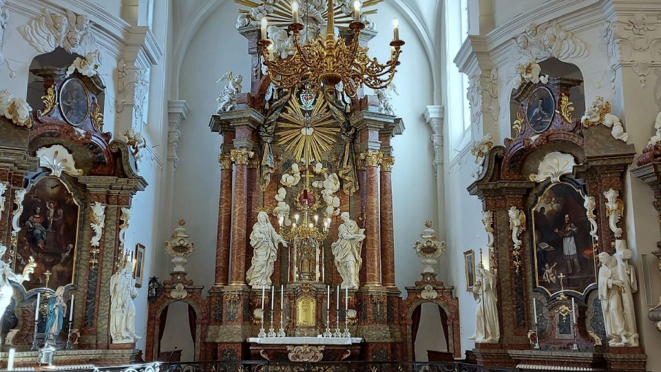 Výzdoba Kostela Nejsvětějšího Jména Ježíš v Lánech je překrásná a vytvářelo ji několik předních barokních umělců