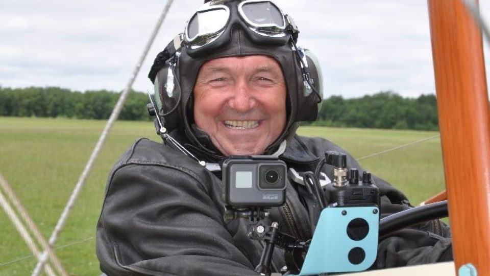 Šťastný pilot Vladimír Handlík hned po přistání v La Ferté Alais