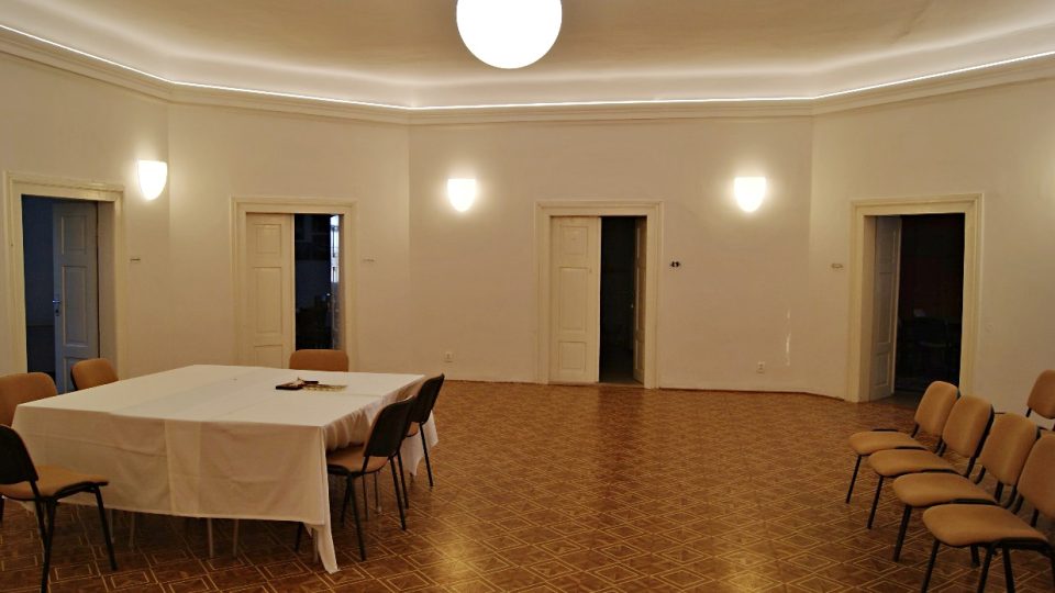 Centrální oválnou místnost v prvním patře využívá pro různé akce Obecní úřad Tuklaty, který v budově sídlí