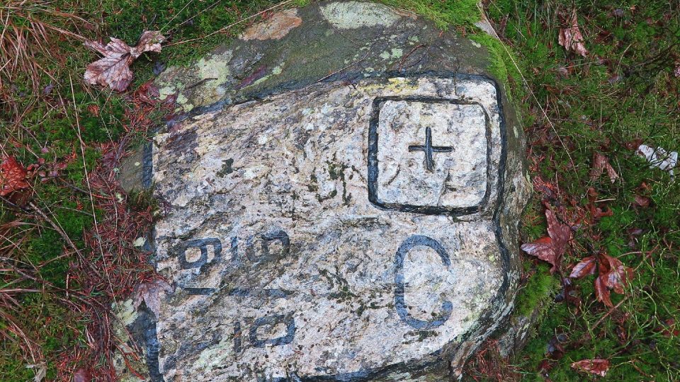 Na kameni najdeme různá čísla, písmena a znaky