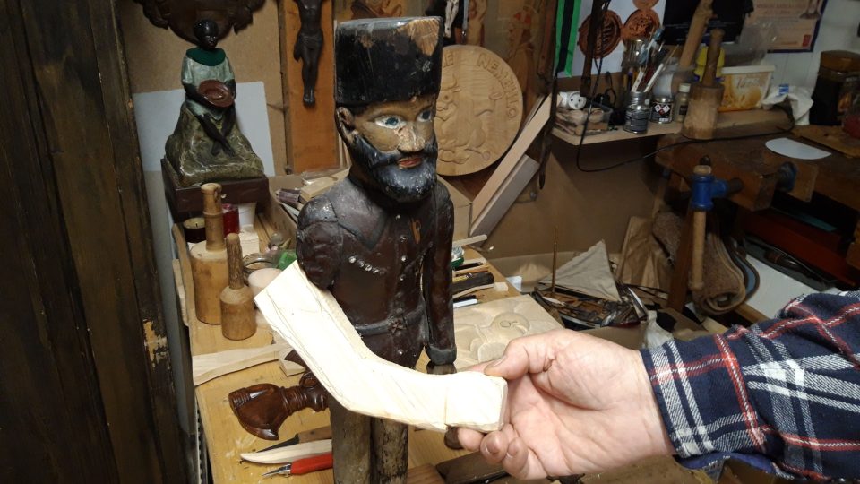 Historická figurka horníka čeká na opravu ruky