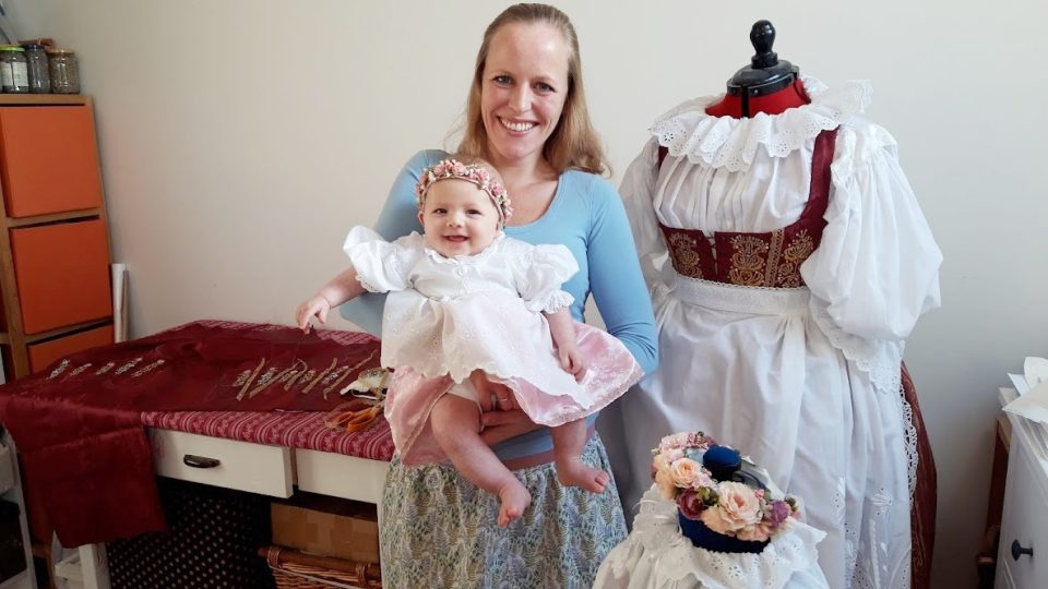 Alexandra Sýkorová s láskou a úsměvem zvládá rodinu i šití krojů na zakázku