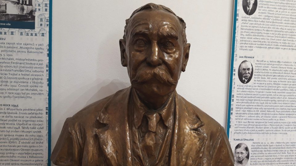Busta Jana Rennera vítá návštěvníky Muzea TGM v Rakovníku