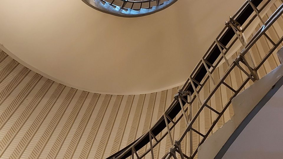 Ladná křivka schodiště s prvky typickými pro kubismus