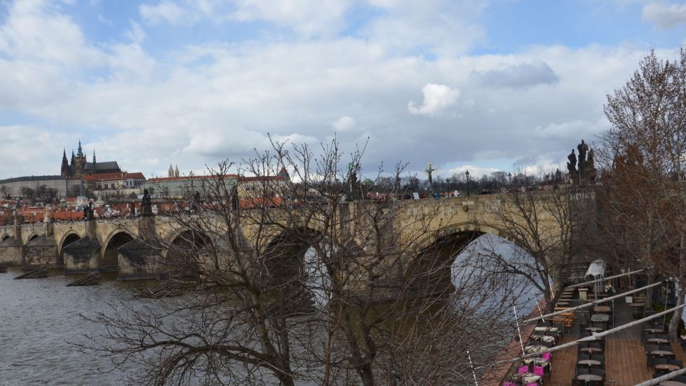 Netradiční pohled na Karlův most z oken muzea