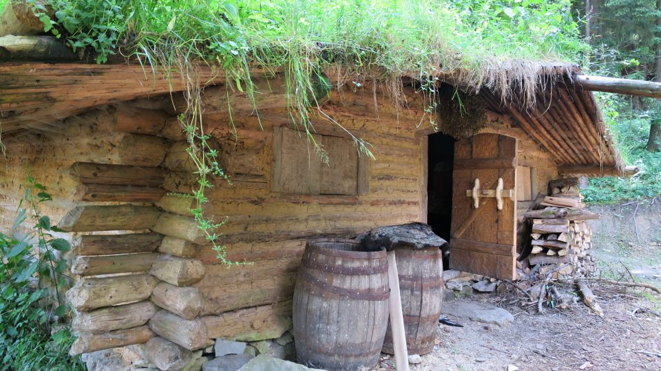 Největším objektem v osadě Křivolík je roubená stavba z doby bronzové