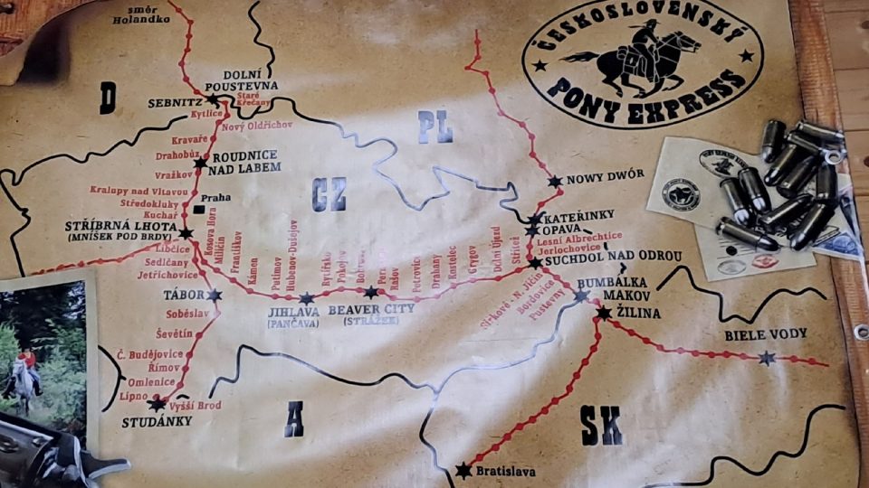 Na zdi Poštovny visí mapa jednotlivých větví Československého Pony expressu