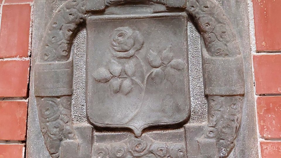 Motiv růže v emblému nad krbem ve vestibulu Neumannovy vily