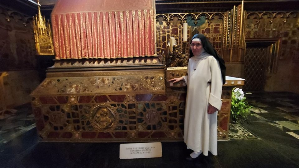 Sestra Dominika Bohušová, která Modlitbu za národ založila, u hrobu sv. Václava ve Svatováclavské kapli