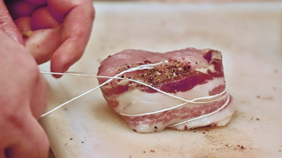 Steaky je nutné zabalit do italské slaniny a fixovat provázkem