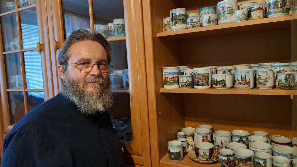 Petr Enc má velkou sbírku poutních hrnků z celé republiky
