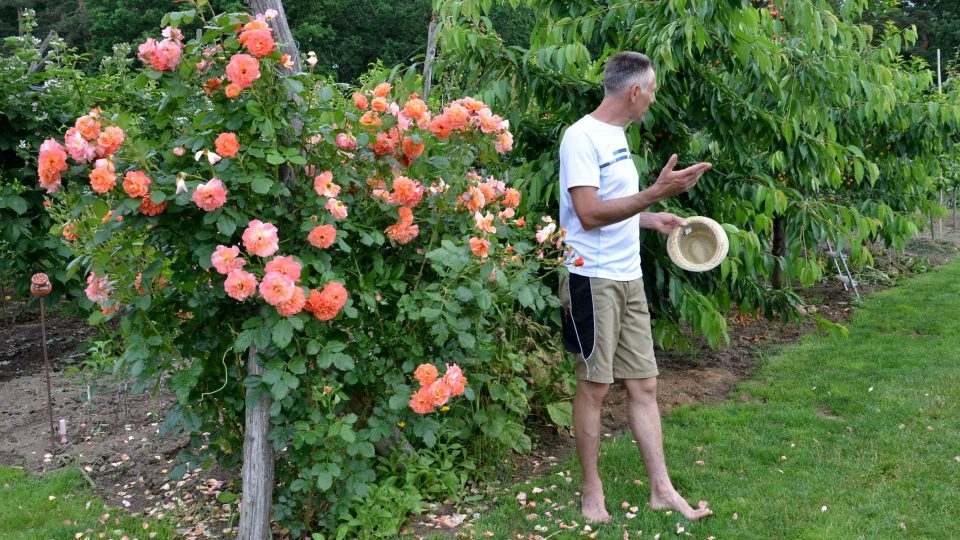 Jiří Radochlib ukazuje svou zahradu