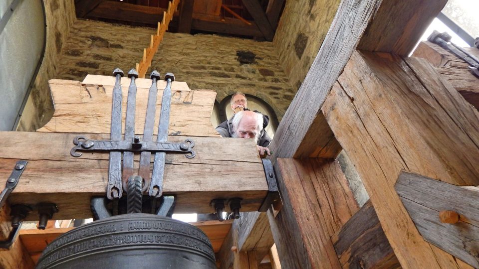 Zvon Jakub se vrátil s pomocí kladkostroje do věže kostela v Jakubu u Kutné Hory