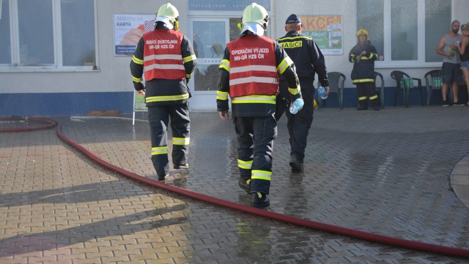Škodliviny unikající do ovzduší hasiči neměřili, vedení města přesto žádalo obyvatele, aby nevětrali