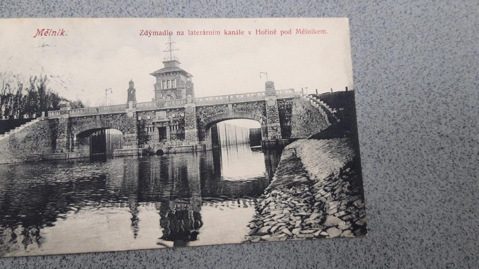 Dobová pohlednice ukazuje, že původní vzhled zdymadla v Hoříně se už 115 let nezměnil