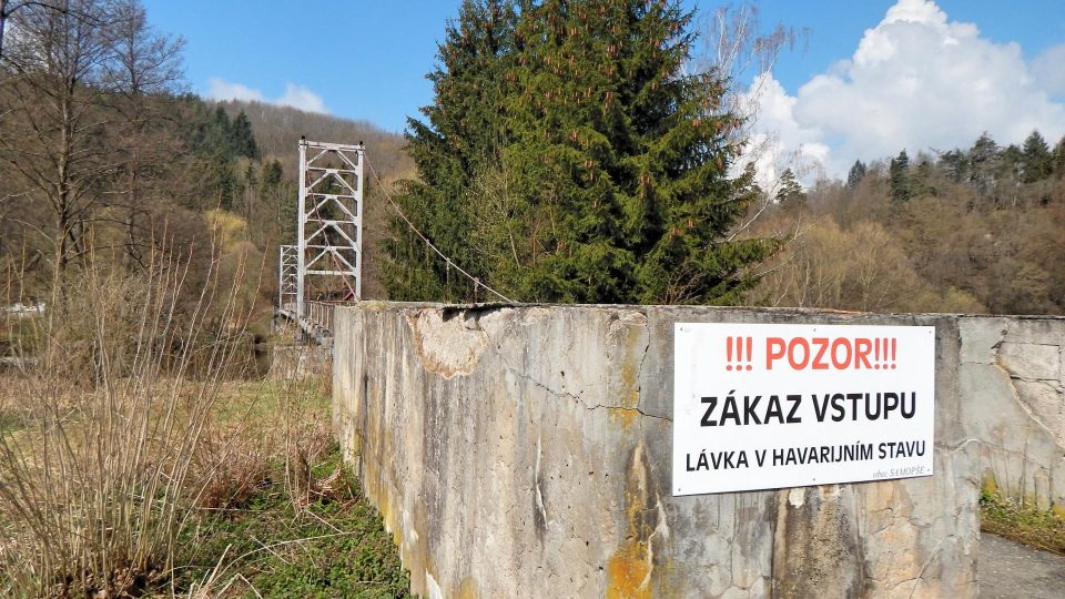 Lávka přes řeku Sázavu v obci Samopše je v havarijním stavu