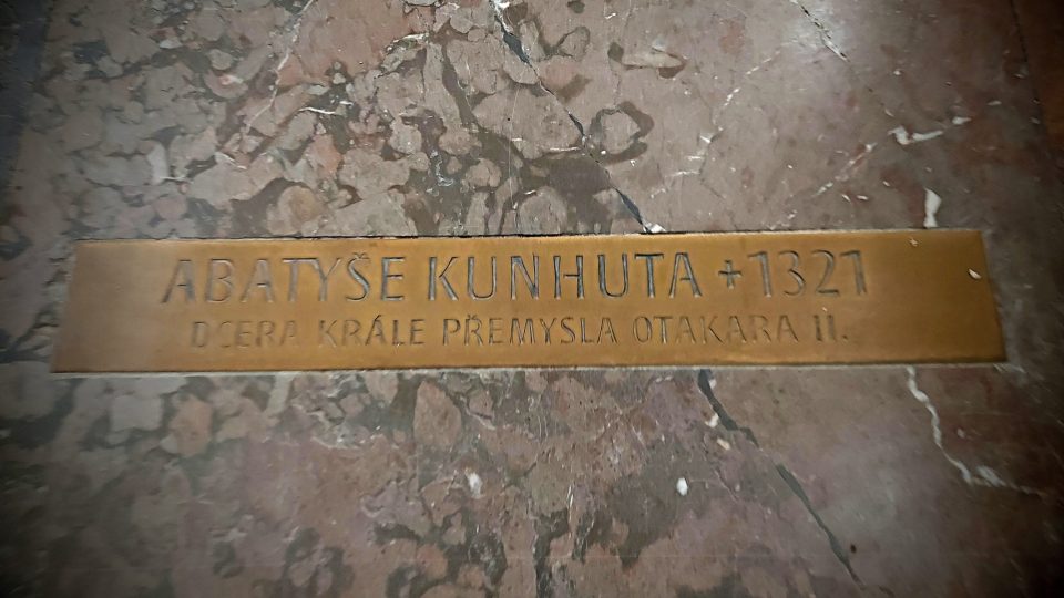 Hrob abatyše Svatojiřského kláštera, abatyše Kunhuty, dcery krále Přemysla Otakara II.
