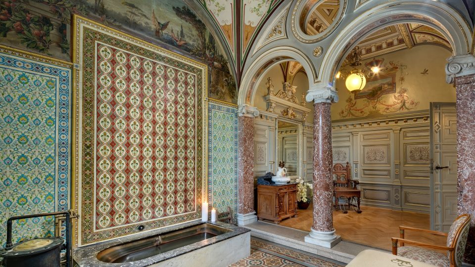 Minerální koupel si můžete vychutnat v původní královské kabině krále Eduarda VII.