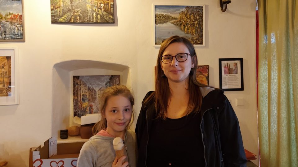 Paní Kamila Šandová s dcerou  v rodinné kavárně Kaffka, kde jsou pravidelné výstavy obrazů a fotografií