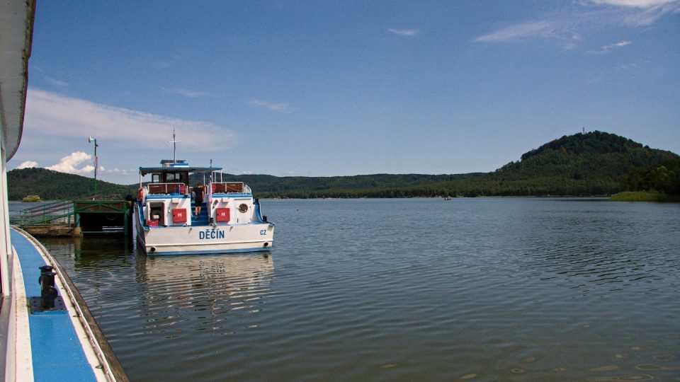 Máchovo jezero nabízí skvělé vyžití, včetně plavby na lodi