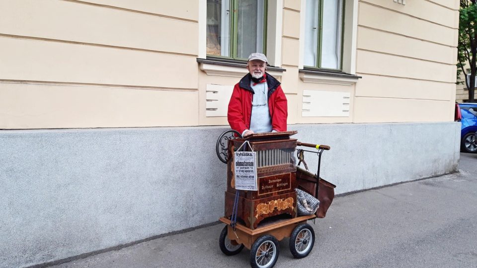 Flašinetář Jan Bondra chodívá hrát pro radost na pražský Žižkov