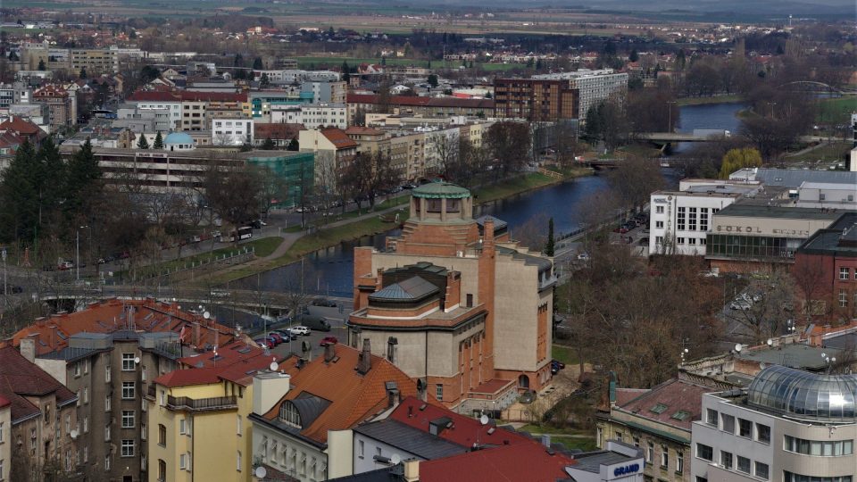 Dominantou tohoto výhledu z Bílé věže je Muzeum východních Čech v Hradci Králové