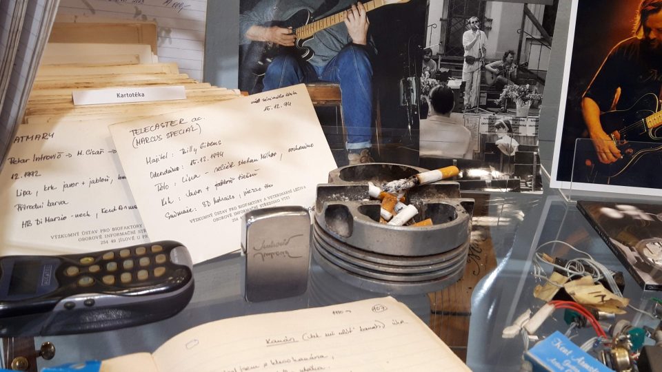Na výstavě uvidíte osobní předměty Petera Jurkoviče i jeho rukou psaný katalog kytar