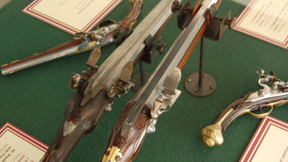Jedna ze zámeckých expozic představuje tradice střelectví a zbrojařství