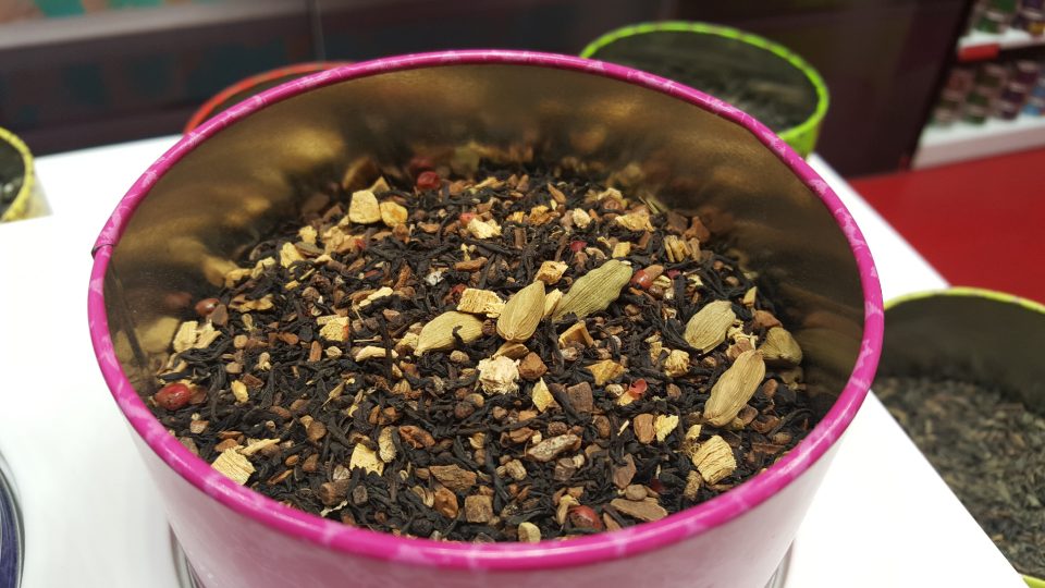 Pro přípravu drinku lze použít i čajové směsi (na snímku je Kusmi tea Paris) 