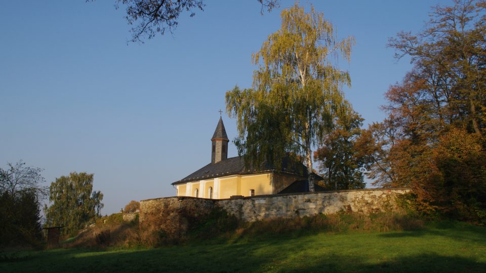 Bouzovský kostel sv. Máří Magdalény pod nímž se ukrývá jeden z nejvýznamnějších pramenů Bouzova