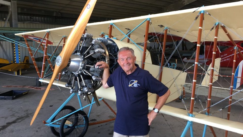 Vladimír Handlík před svým letounem na francouzském letišti La Ferté Alais