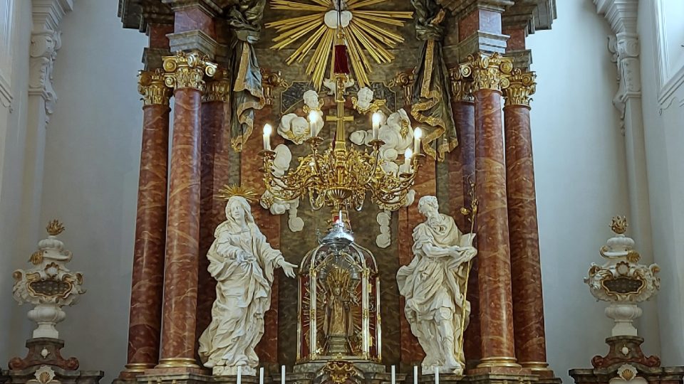 Celkový pohled na hlavní oltář