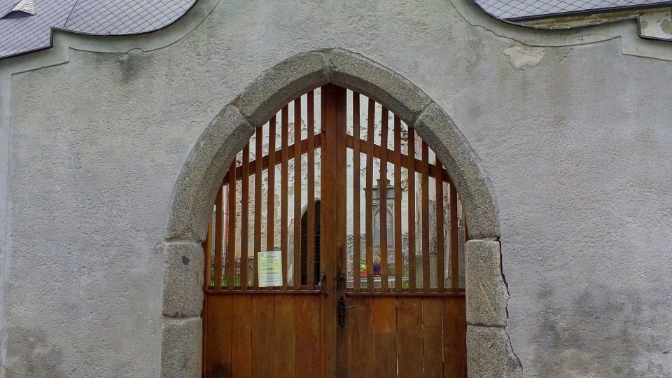 Kostel svaté Máří Magdalény bývá řazen k nejděsivějším místům v Čechách