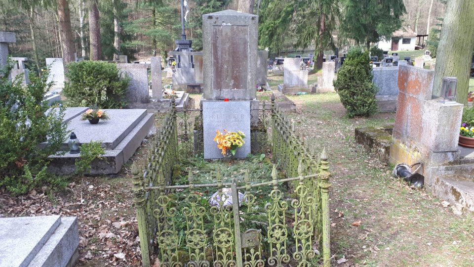 hrob zakladatele hřbitova, Františka Nittingera.jpg