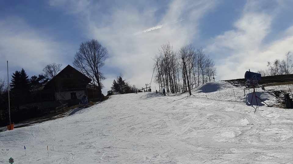 Prázdná sjezdovka a dobré počasí - pro lyžaře ráj