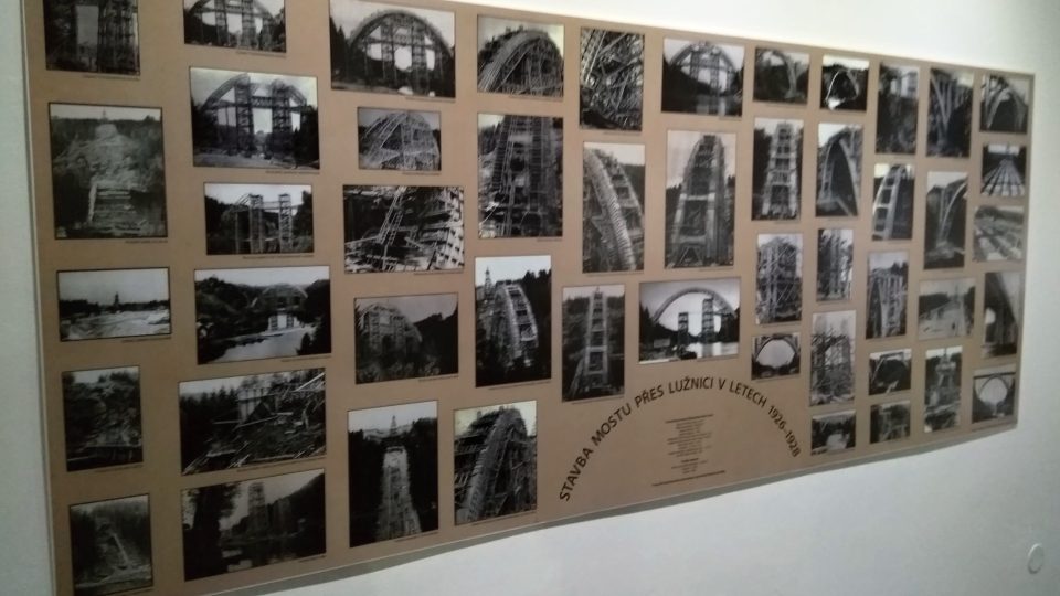 Fotodokumentace stavby bechyňského mostu, který vyrostl za dva roky