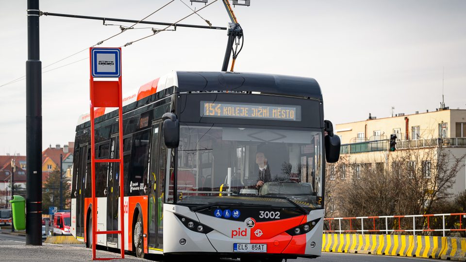 V Praze jezdí první elektrobus