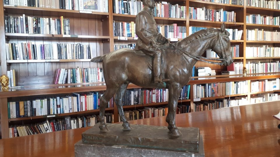 Jezdeckou sochu prezidenta Masaryka najdete i v Masarykově knihovně v Ústavu šlechtičen v areálu Pražského hradu