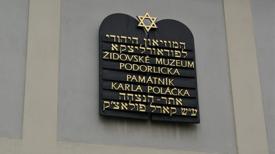 Informační deska na  fasádě rychnovské synagogy  Foto Vlaďka Wildová.JPG
