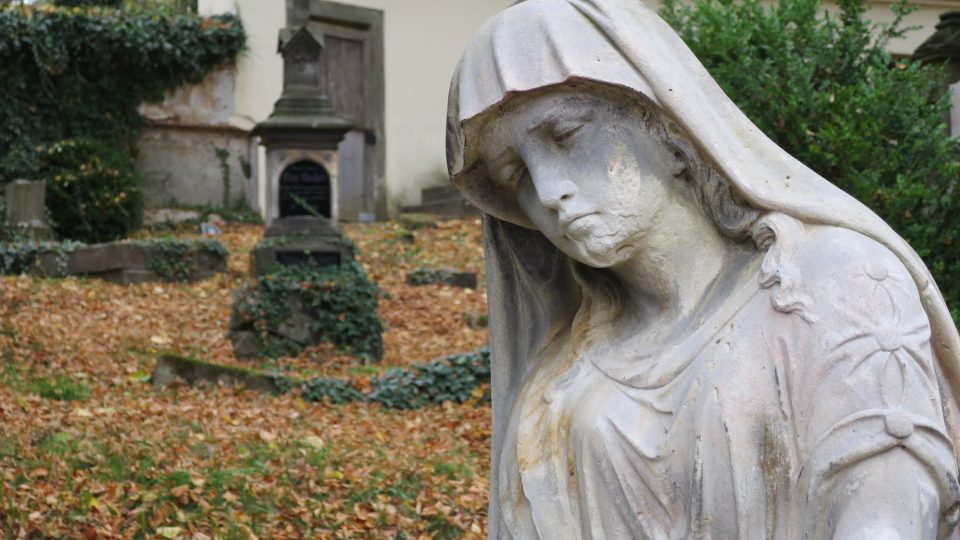 Detail plastiky u hrobu Anny Gromesové v Moravské Třebové