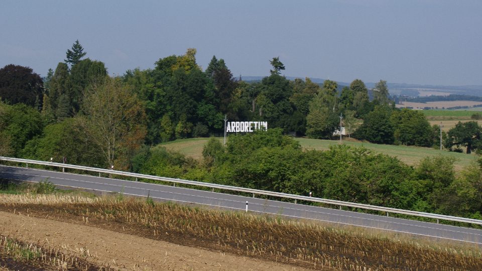 Návštěvníky do Arboreta láká i obří nápis na jeho okraji