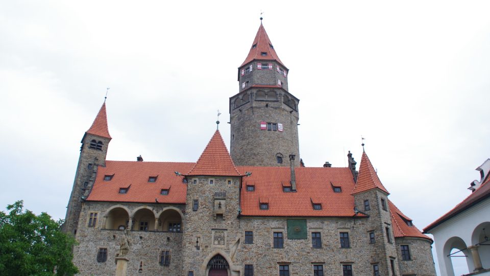 Pohled na věž z hradního nádvoří