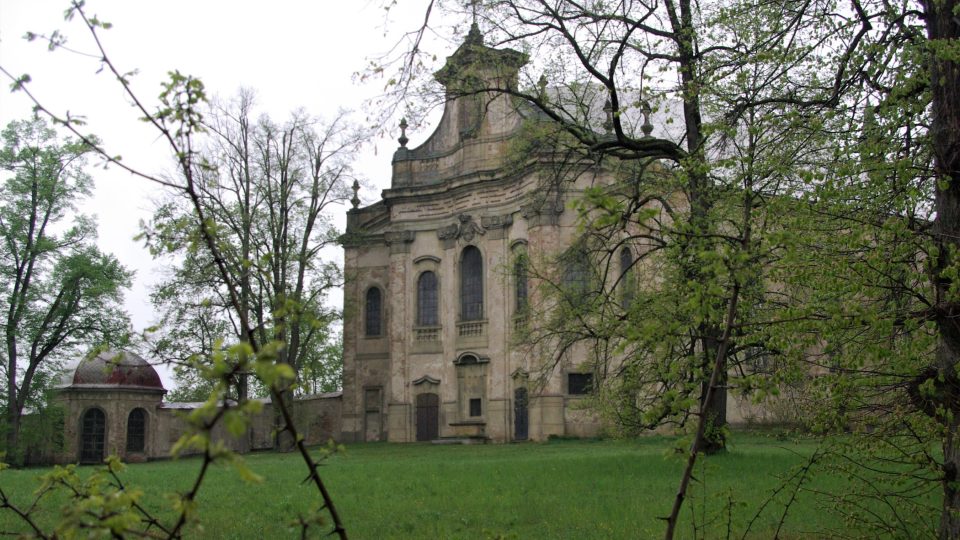 Barokní kostel Nejsvětější Trojice má díky J. B. Santinimu svébytnou atmosféru 