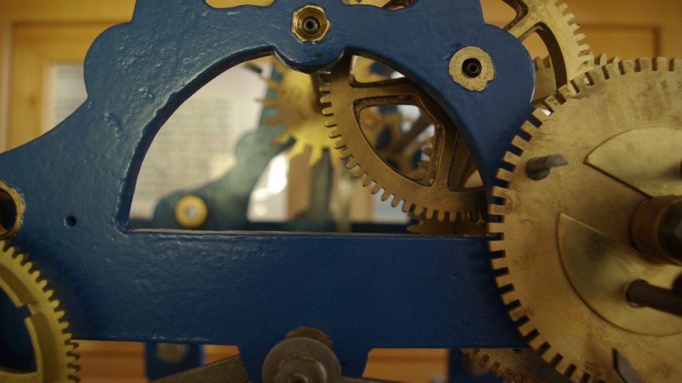 Detail historického hodinového stroje, který je součástí expozice v maloúpském infocentru