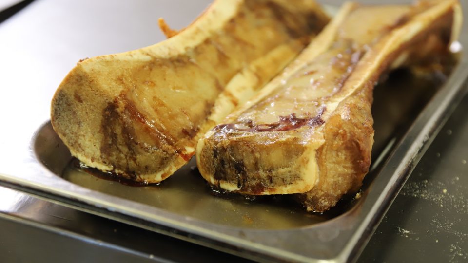 Marinovanou kost pečeme 12 – 15 minut při 200 °C