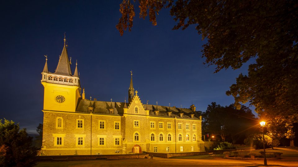Pohled na večerní zámek ze zámeckého parku