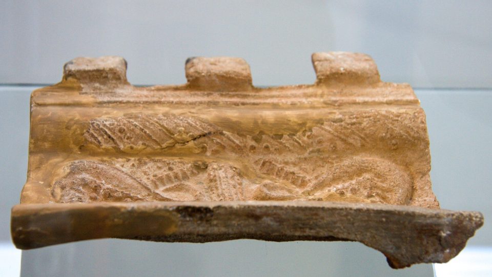 Římskový kachel s rostlinným motivem makovice