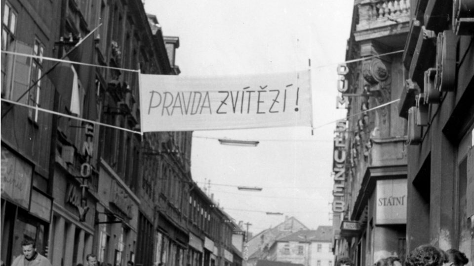 Pražská ulice v Příbrami v srpnu 1968. Sovětští vojáci nikterak nerespektovali dopravní značení, včetně zákazu vjezdu